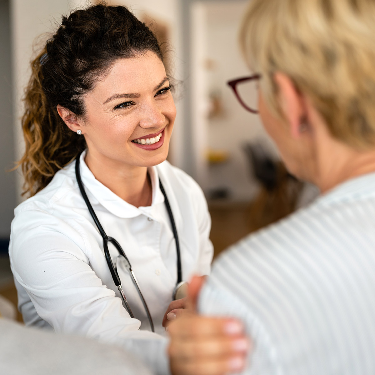 Médecin visite à domicile pour les séniors, conseil thérapie